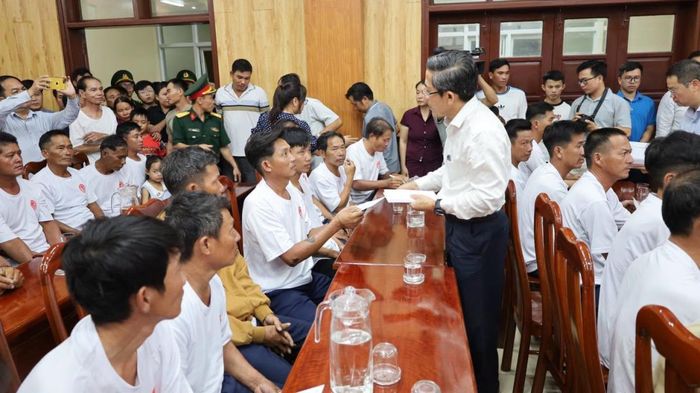 Phó Chủ tịch UBND thành phố Trần Nam Hưng tặng quà cho các ngư dân.