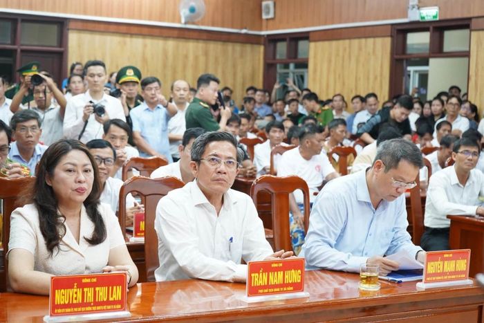 Lãnh đạo thành phố tại buổi gặp mặt.