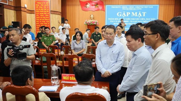 Lãnh đạo thành phố Đà Nẵng thăm hỏi ngư dân gặp nạn trở về.