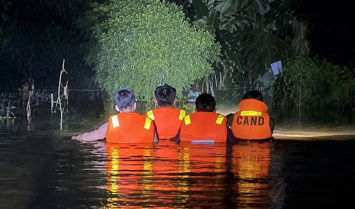 Lực lượng công an vào vùng nước sâu nguy hiểm cứu người