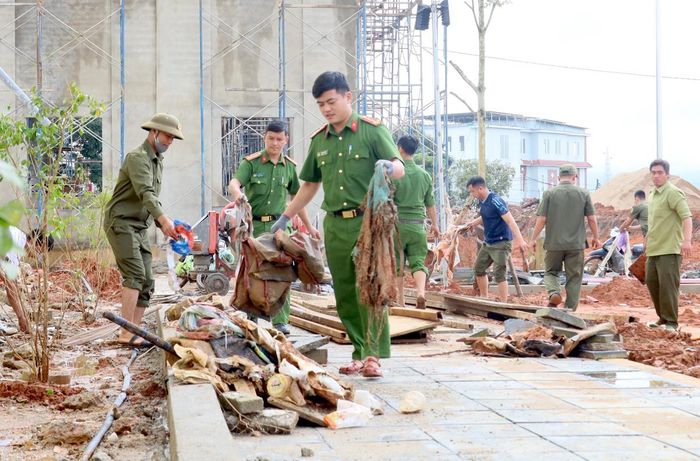 Để đảm bảo tiến độ, khuôn viên sạch đẹp, Công an xã Dục Nông cùng các lực lượng hỗ trợ dọn vệ sinh