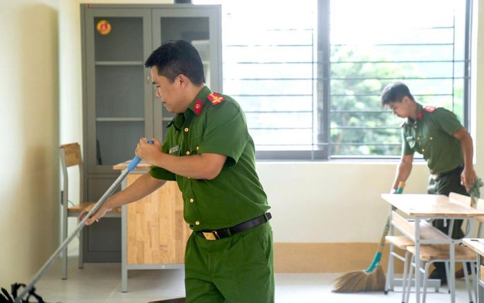 Công an xã Mô Rai cũng khẩn trương hỗ trợ Trường Phổ thông Nội trú Liên cấp Tiểu học - THCS xã dọn dẹp vệ sinh trước ngày khai giảng