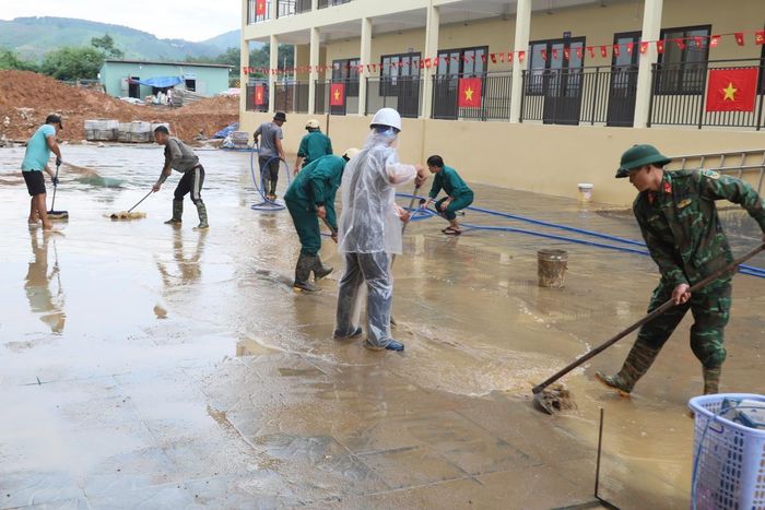 Tại trường Trường Phổ thông Nội trú Liên cấp Tiểu học - THCS xã Sa Long, các lực lượng cũng tất bật dọn dẹp