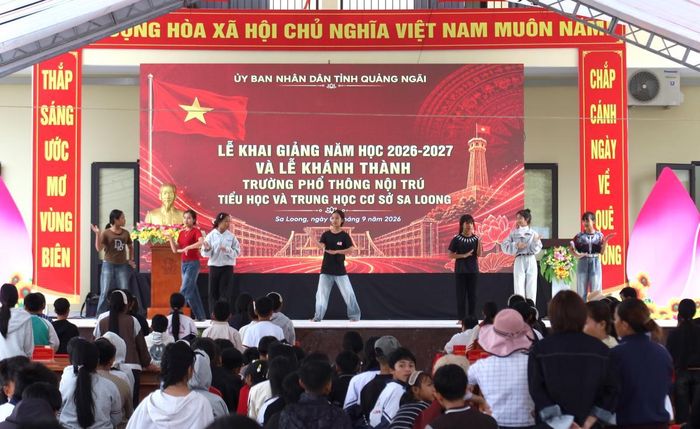 Thầy và trò Trường Phổ thông Nội trú Liên cấp Tiểu học - THCS xã Sa Long tổng duyệt chương trình khai giảng, khánh thành trường