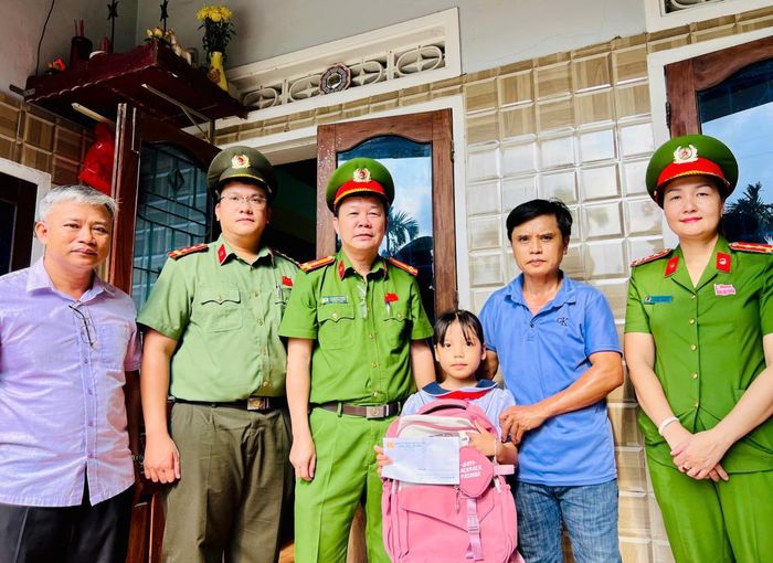 Tặng quà cho bé Phan Thị Bảo Ngọc.