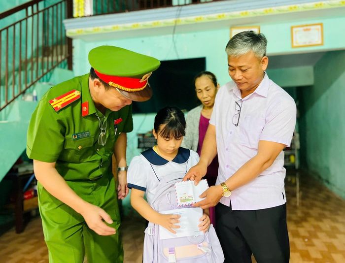 Những suất quà đến từ mạnh thường quân.