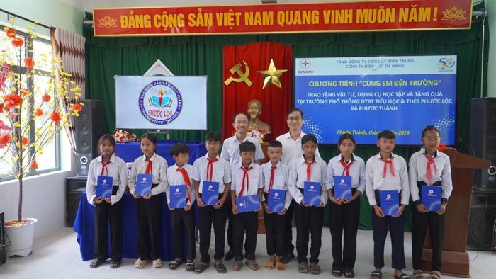 Trao quà cho các em học sinh có hoàn cảnh khó khăn.