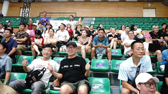 Khán giả Đà Nẵng cổ vũ cho Tuyển Việt Nam trên khán đài