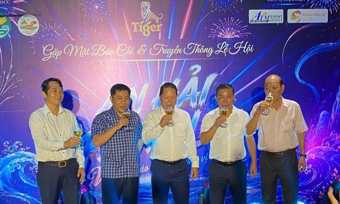 Các đại biểu nâng ly chúc mừng lễ hội thành công tốt đẹp.