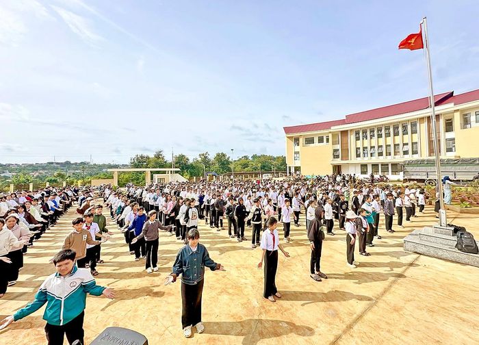 Học sinh Trường Phổ thông nội trú liên cấp Tiểu học và THCS xã Thuận An, tỉnh Lâm Đồng tập duyệt trước lễ Khai giảng năm học mới. ẢNH: Đoàn Kiên