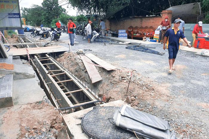 Đường Lê Thị Sắc thi công dang dở kéo dài, gây khó khăn cho việc đi lại của người dân ẢNH: KIÊN CƯỜNG