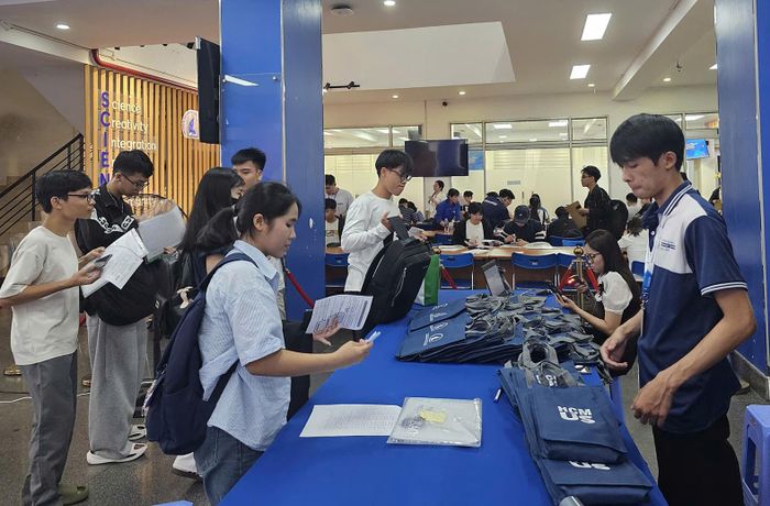 Tân sinh viên khóa 2026 làm thủ tục nhập học tại Trường ĐH Khoa học tự nhiên, ĐH Quốc gia TPHCM ẢNH: CÔNG CHƯƠNG