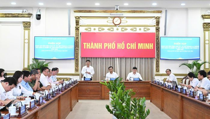  Phó Chủ tịch UBND TPHCM Nguyễn Mạnh Cường điều hành phần thảo luận. Ảnh: VIỆT DŨNG 