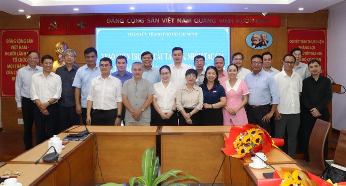  Đại biểu tham dự chụp hình tại buổi lễ trao khen thưởng 