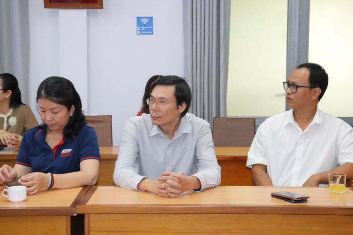  Đại diện lãnh đạo cơ quan báo chí cùng tác giả, nhóm tác giả dự buổi lễ trao khen thưởng 