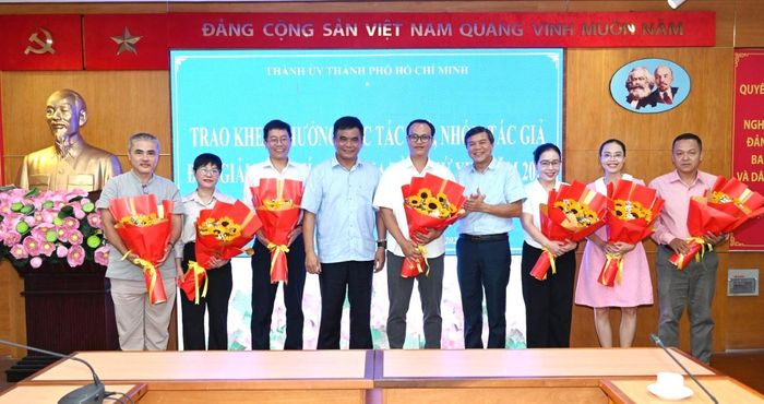  Đồng chí Tăng Hữu Phong và đồng chí Cao Anh Minh tặng hoa chúc mừng các tác giả, nhóm tác giả 
