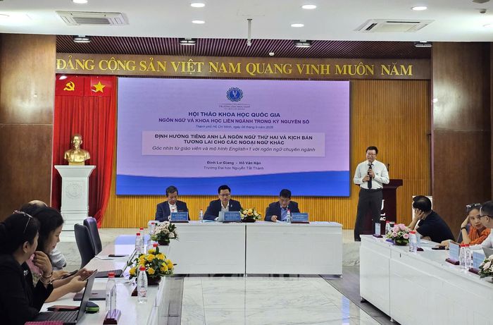 Đại biểu trình bày tham luận tại hội thảo. Ảnh: CÔNG CHƯƠNG