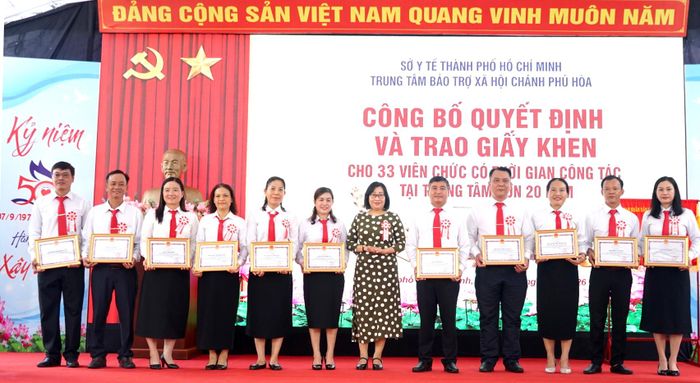  ﻿Nhiều cá nhân của Trung tâm được được Giám đốc Sở Y tế TPHCM tặng bằng khen. Ảnh: DUY TRẦN. 