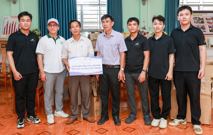  Năm thứ 2 LHU và LHBS thực hiện chương trình hỗ trợ máy tính cho trường học vùng biên. Ảnh: LHU 