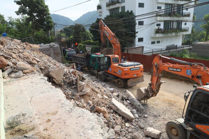 Các phương tiện thực hiện việc cưỡng chế tại công trình vi phạm. Ảnh: TIẾN CƯỜNG