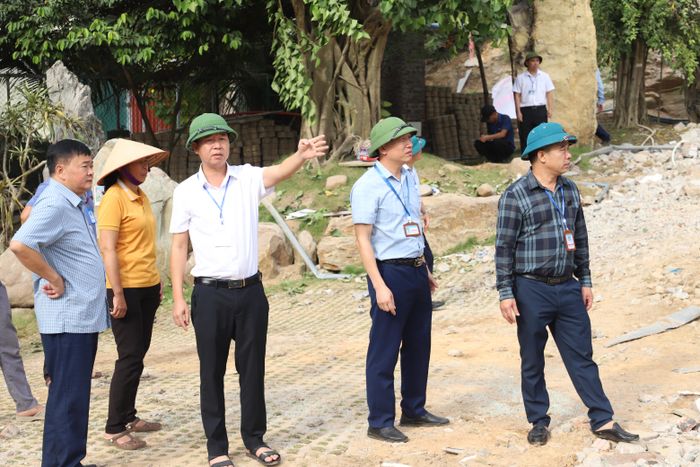 Lãnh đạo UBND xã Kim Anh trực tiếp chỉ đạo công tác cưỡng chế công trình vi phạm trên địa bàn. Ảnh: TIẾN CƯỜNG