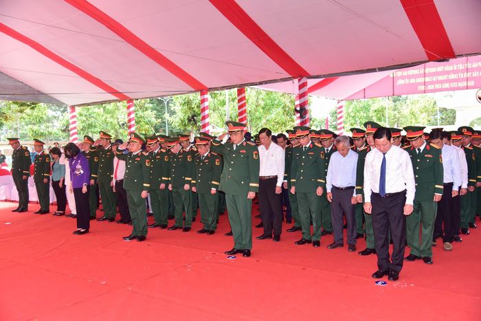 Các đại biểu mặc niệm, bày tỏ lòng thành kính đối với Chủ tịch Hồ Chí Minh và các Anh hùng Liệt sĩ