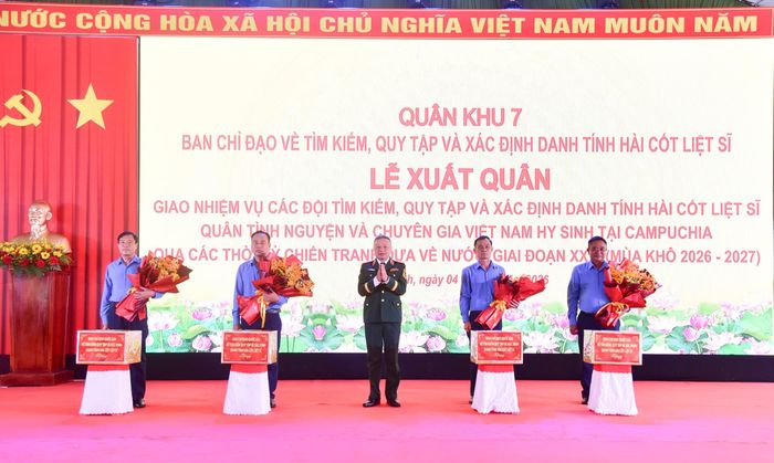 Thượng tướng Lê Quang Minh, Phó Chủ nhiệm Tổng cục Chính trị Quân đội Nhân dân Việt Nam, tặng quà, động viên các đội K lên đường làm nhiệm vụ
