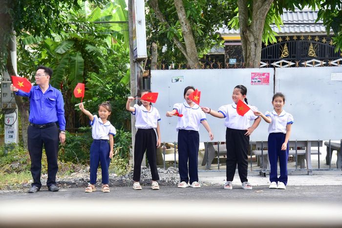 Đại biểu, đoàn viên thanh niên và các em học sinh tiễn các đội K lên đường làm nhiệm vụ tại Campuchia