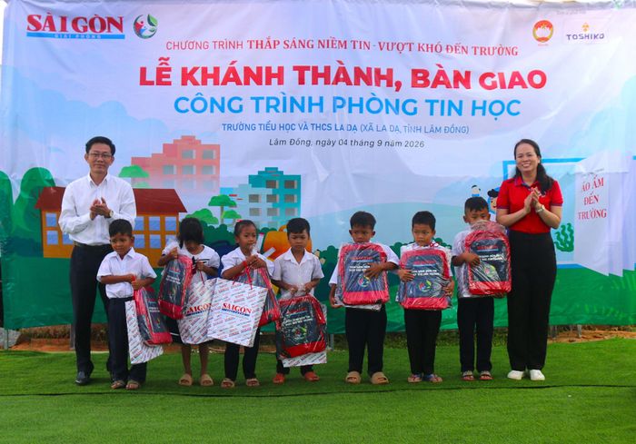  Các em học sinh vui mừng khi nhận được những món quà từ Báo SGGP và nhà tài trợ. Ảnh: TIẾN THẮNG 
