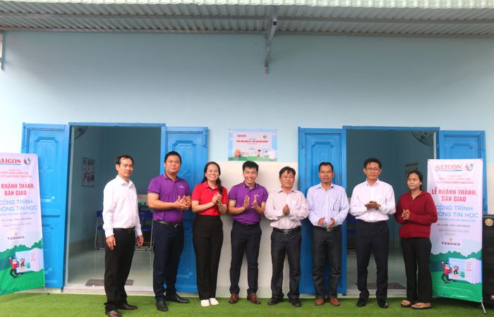  Bàn giao công trình phòng tin học cho các em học sinh. Ảnh: TIẾN THẮNG 