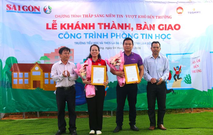  Đại diện UBND, Ủy ban MTTQ Việt Nam xã La Dạ và nhà trường trao thư cảm ơn tới Báo SGGP và nhà tài trợ. Ảnh: TIẾN THẮNG 