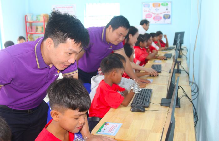 Lãnh đạo Công ty Toshiko cùng chung niềm vui với các em học sinh. Ảnh: TIẾN THẮNG 