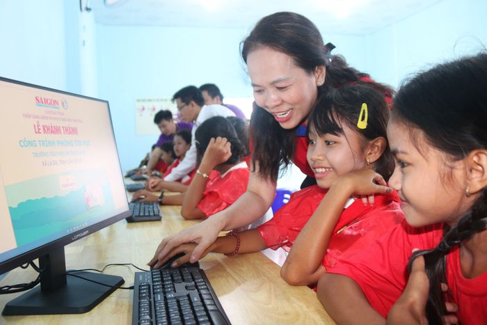  Các em học sinh háo hức sử dụng phòng tin học. Ảnh: TIẾN THẮNG 