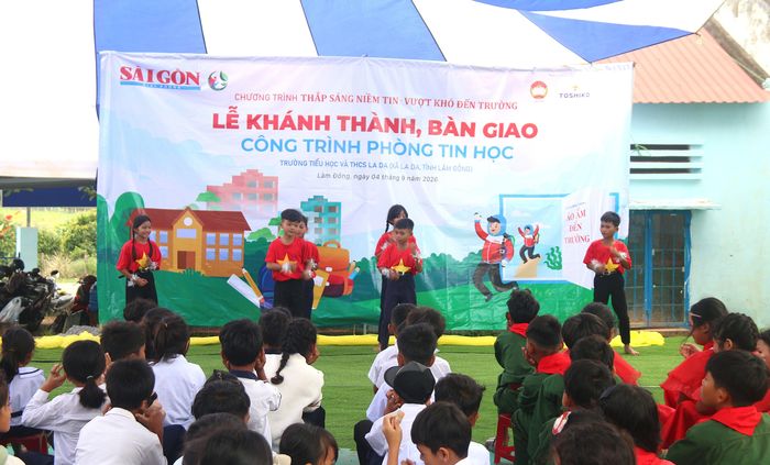  Các tiết mục văn nghệ của các em học sinh Trường Tiểu học và THCS La Dạ. Ảnh: TIẾN THẮNG 