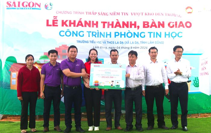  Báo Sài Gòn Giải Phóng và Công ty Toshiko trao bảng tượng trưng số tiền tài trợ cho công trình phòng học tin học. Ảnh: TIẾN THẮNG 