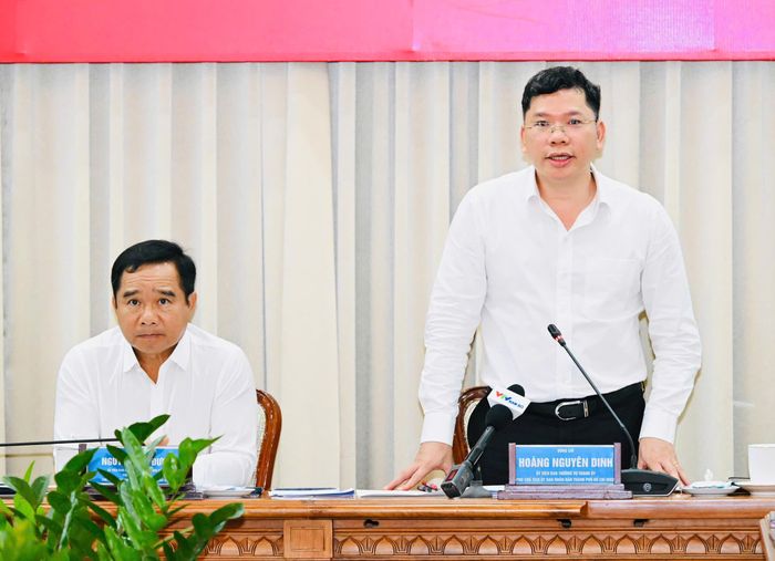 Phó Chủ tịch UBND TPHCM Hoàng Nguyên Dinh phát biểu tại phiên họp. Ảnh: VIỆT DŨNG