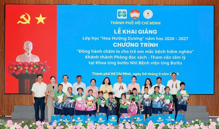  Phó Bí thư Thành ủy Nguyễn Phước Lộc cùng đại diện các đại biểu, nhà tại trợ tặng quà cho các bệnh nhi tại Lớp học Hoa hướng dương (Bệnh viện Ung bướu TPHCM) Ảnh: HOÀNG HÙNG 