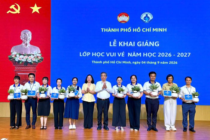  Phó Bí thư Thành ủy Nguyễn Phước Lộc và Bà Trương Thị Bích Hạnh, Phó Chủ tịch Thường trực Ủy ban MTTQ Việt Nam TPHCM tặng quà lưu niệm cho các giáo viên Lớp học Vui vẻ (Bệnh viện Nhi đồng 1) Ảnh: HOÀNG HÙNG 