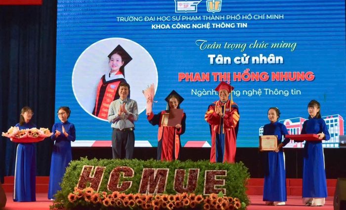  Hồng Nhung nhận bằng tốt nghiệp sớm 1 năm. 