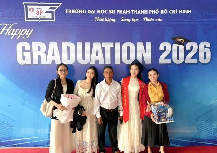  Hồng Nhung chụp ảnh kỷ niệm cùng gia đình trong ngày nhận bằng tốt nghiệp. 