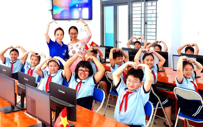 Cô và trò Trường Tiểu học Phú Thọ hân hoan chào đón năm học mới . QUANG HUY