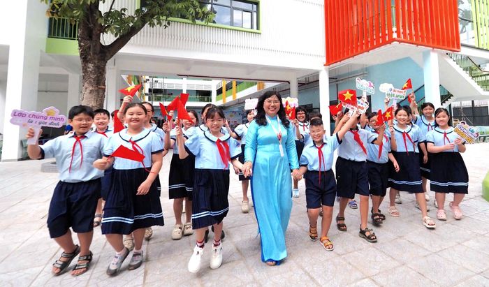 Cô và trò Trường Tiểu học Phú Thọ trong ngày khánh thành ngôi trường mới. QUANG HUY