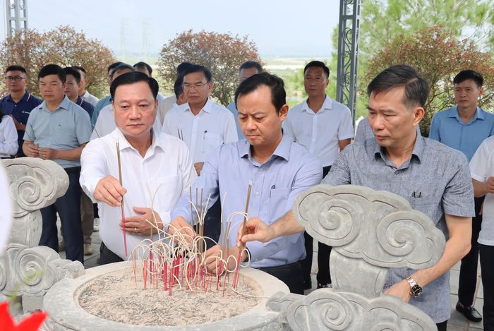  Các đại biểu thành kính dâng hương, tưởng niệm Tổng Bí thư Trần Phú 