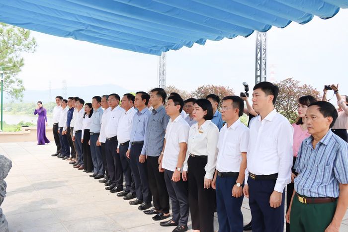  Các đại biểu thành kính tưởng niệm Tổng Bí thư Trần Phú 