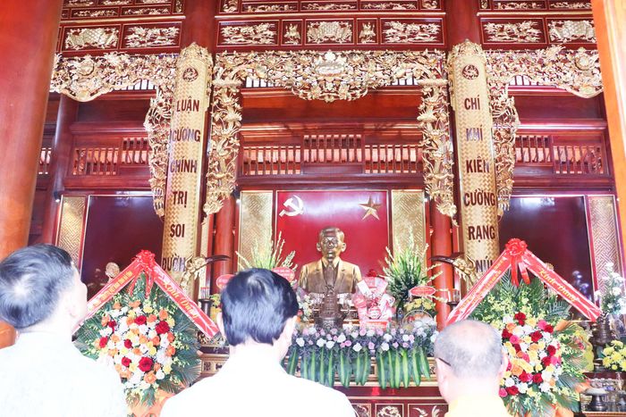  Các đại biểu thành kính dâng hương, tưởng niệm Tổng Bí thư Trần Phú 