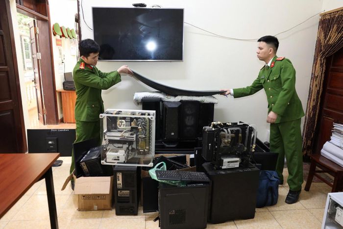  Một số thiết bị phát lậu các trận đấu bóng đá. Ảnh: CÔNG AN TỈNH HƯNG YÊN 