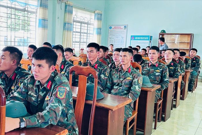  Các chiến sĩ tham gia giúp dân di dời nhà đến khu tái định cư. Ảnh: TRANG THU 