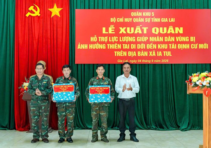  Xã Ia Tul trao quà động viên các chiến sĩ tham gia giúp dân di dời nhà. Ảnh: HỮU PHÚC 