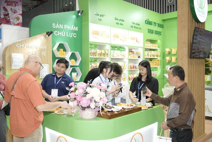  Nhà mua hàng quốc tế tìm hiểu sản phẩm của doanh nghiệp Việt Nam. Đáp ứng các tiêu chuẩn về chất lượng, môi trường và truy xuất nguồn gốc đang trở thành yêu cầu quan trọng để hàng Việt mở rộng thị trường. Ảnh: MINH XUÂN 