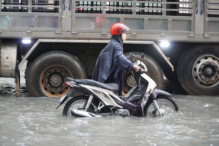Phương tiện gặp sự cố khiến người dân phải dắt bộ. Ảnh: PHÚ NGÂN